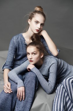 Moda model poz ışık arka plan üzerinde