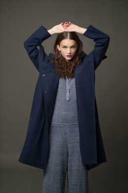 moda modeli kadın palto ve şapka kentsel tarzı poz Studio renk arka plan üzerinde