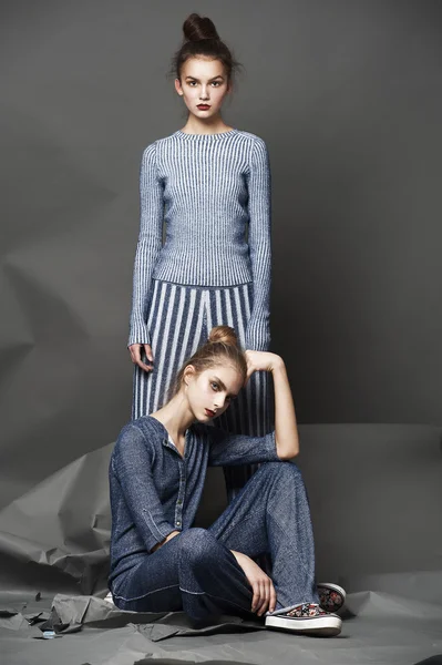 Mode-Modell posiert auf hellem Hintergrund — Stockfoto