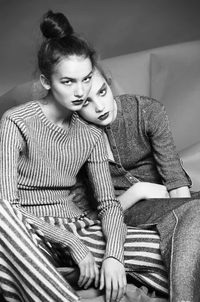 Moda model poz ışık arka plan üzerinde