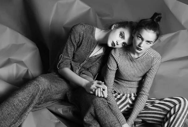 Moda model poz ışık arka plan üzerinde