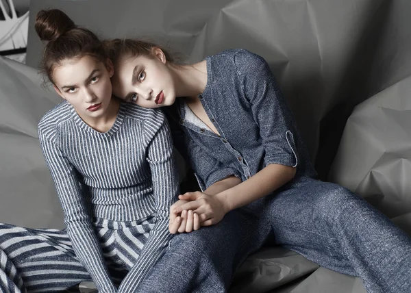 Moda model poz ışık arka plan üzerinde
