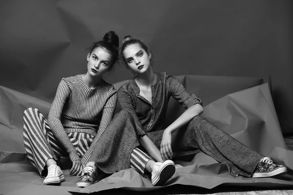Moda model poz ışık arka plan üzerinde