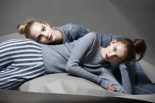 Moda model poz ışık arka plan üzerinde