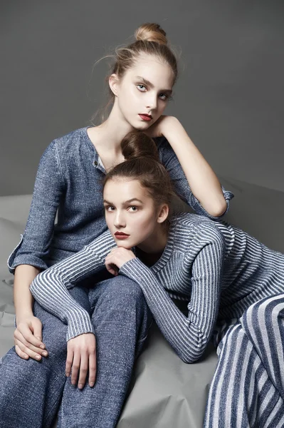 Moda model poz ışık arka plan üzerinde