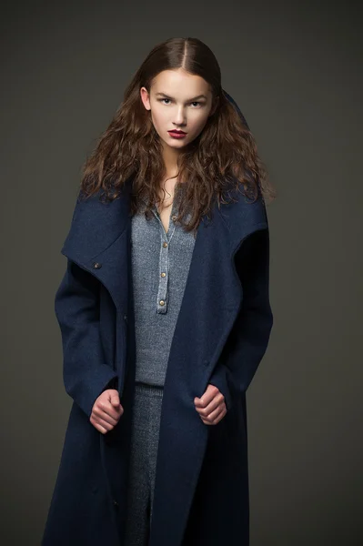 Módní model žena kabát a klobouk městský styl pozice na barvu pozadí v studio — Stock fotografie