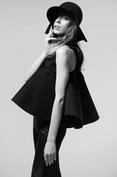 Moda mulher modelo em vestido preto — Fotografia de Stock