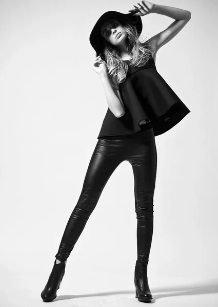 Modelo de mujer de moda en vestido negro —  Fotos de Stock