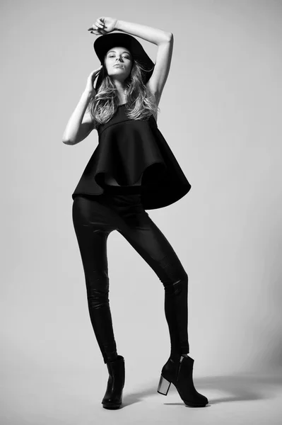 Divatmodell fekete ruhás nő — Stock Fotó