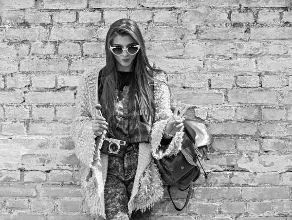 Joven chica de la moda callejera en el fondo de la pared de ladrillo viejo. Aire libre, estilo de vida . — Foto de Stock