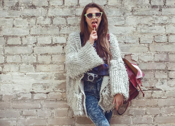 Giovane ragazza di moda di strada sullo sfondo del vecchio muro di mattoni. All'aperto, stile di vita . — Foto Stock