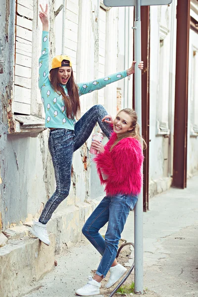 Cor retrato de moda de belas namoradas estilo glam rua de pé perto da parede de grange. mantenha o coquetel em uma mão — Fotografia de Stock