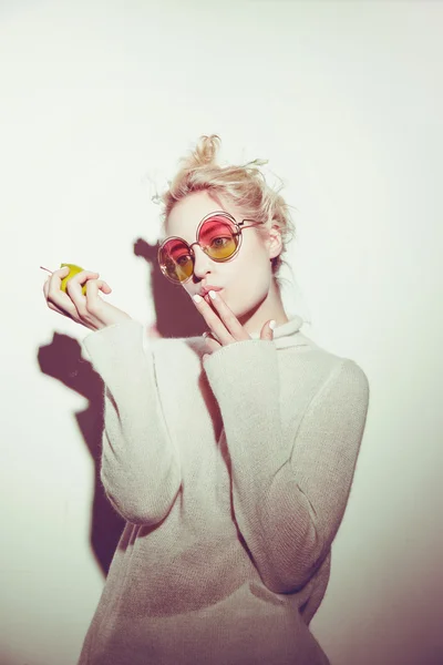 Retrato de mujer de moda. Gafas de sol Hippi flores de pelo en la cara — Foto de Stock