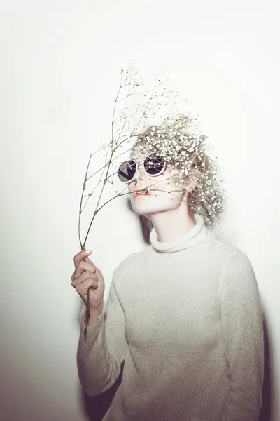 Moda kadın portre. Yüzündeki güneş gözlüğü Hippi saç çiçekleri — Stok fotoğraf