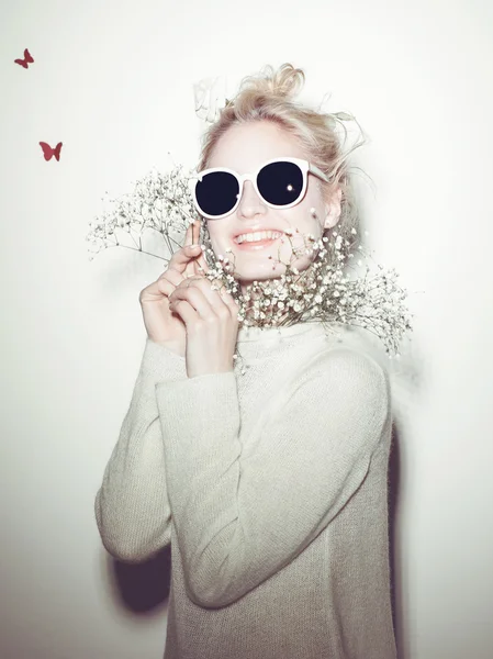 Portrait de femme mode. Lunettes de soleil Hippi cheveux fleurs sur le visage — Photo