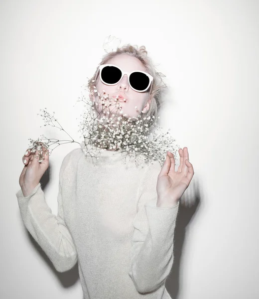 Portrait de femme mode. Lunettes de soleil Hippi cheveux fleurs sur le visage — Photo