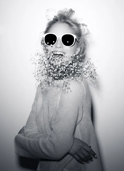 Retrato de mujer de moda. Gafas de sol Hippi flores de pelo en la cara —  Fotos de Stock