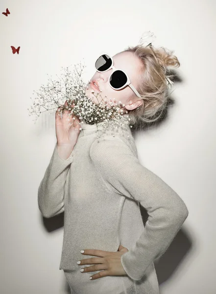 Retrato de mujer de moda. Gafas de sol Hippi flores de pelo en la cara —  Fotos de Stock