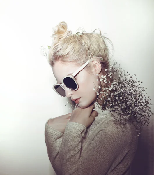 Retrato de mulher de moda. Óculos de sol Hippi flores de cabelo no rosto — Fotografia de Stock