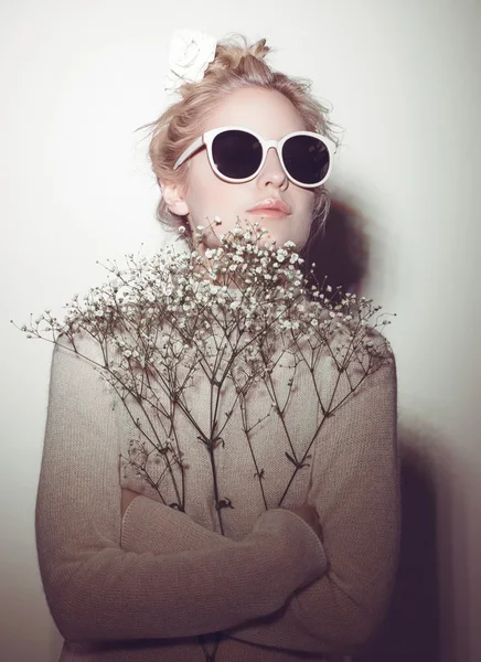 Portrait de femme mode. Lunettes de soleil Hippi cheveux fleurs sur le visage — Photo