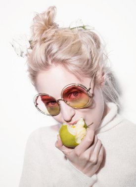 komik surat neşeli sarışın hippi kız çıldırmış portresi