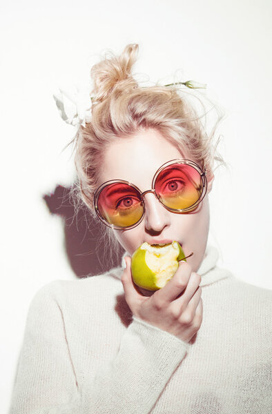 Портрет веселой блондинки-хипстерши, сходящей с ума и делающей смешное лицо
