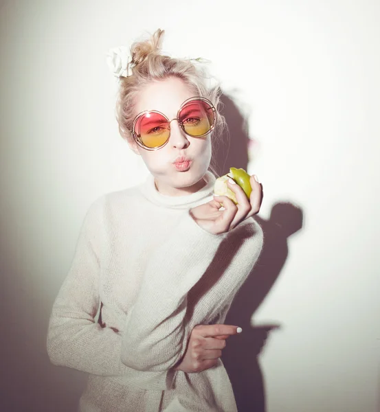 Portrait of cheerful blonde hipster girl going crazy making funny face — Stock Photo, Image