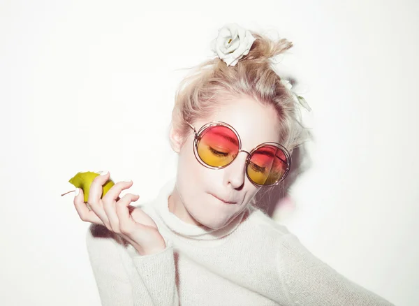 Retrato de alegre loira hipster menina enlouquecendo fazendo cara engraçada — Fotografia de Stock