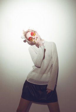 Yeşil elma elma hipster sürüm İncil Eva holding ile sarışın kadın