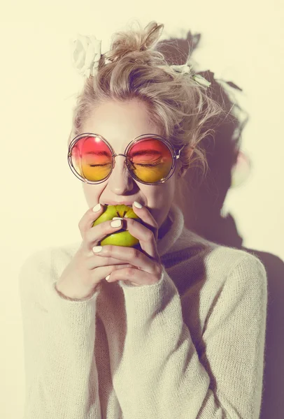 Rubia mujer con verde manzana celebración manzana hipster versión biblia Eva — Foto de Stock