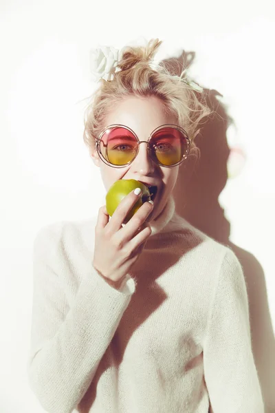 Blond kobieta z zielonym jabłkiem trzyma jabłko hipster wersji Biblii Eva — Zdjęcie stockowe