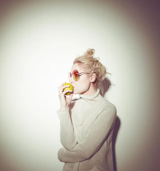 Blond woman with green apple holding apple hipster version  bible Eva — Stock Photo, Image