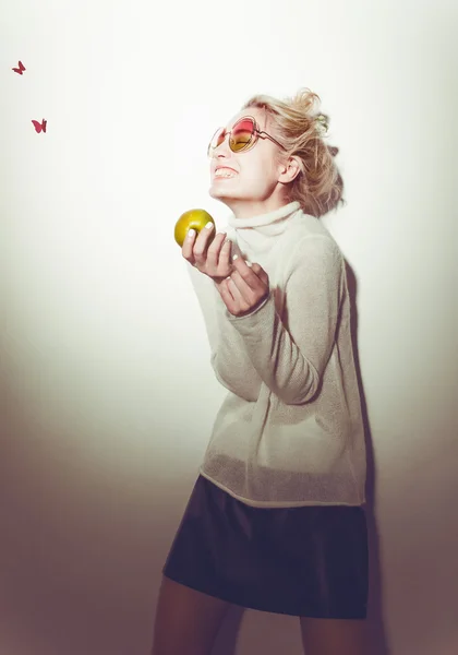 Yeşil elma elma hipster sürüm İncil Eva holding ile sarışın kadın — Stok fotoğraf