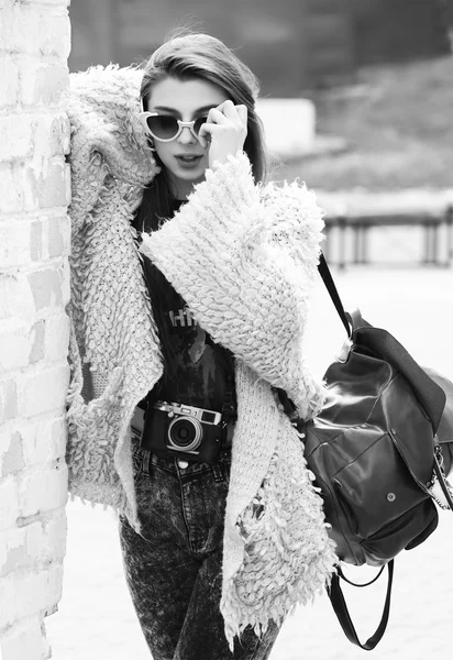 Eski tuğla duvar arka plan üzerinde genç sokak moda kız. açık havada, yaşam biçimi. — Stok fotoğraf
