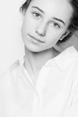 Siyah ve beyaz siyah saçlı bir kadın portresi