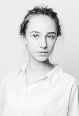 Siyah ve beyaz siyah saçlı bir kadın portresi