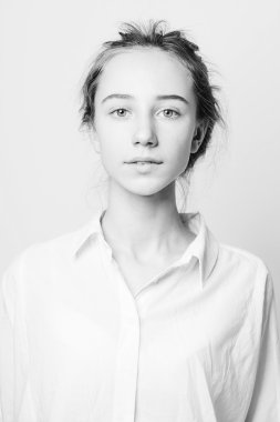 Siyah ve beyaz siyah saçlı bir kadın portresi