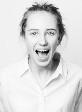 Siyah ve beyaz siyah saçlı bir kadın portresi