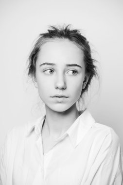 Siyah ve beyaz siyah saçlı bir kadın portresi