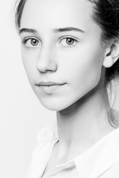 Retrato en blanco y negro de una mujer de cabello oscuro — Foto de Stock