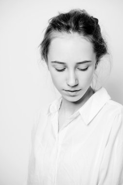 Siyah ve beyaz siyah saçlı bir kadın portresi