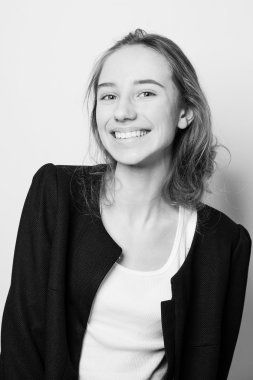 Siyah ve beyaz siyah saçlı bir kadın portresi