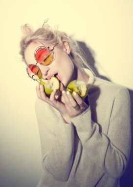 Yeşil elma elma hipster sürüm İncil Eva holding ile sarışın kadın