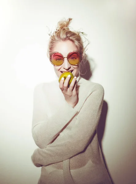 Blond woman with green apple holding apple hipster version  bible Eva — Stock Photo, Image