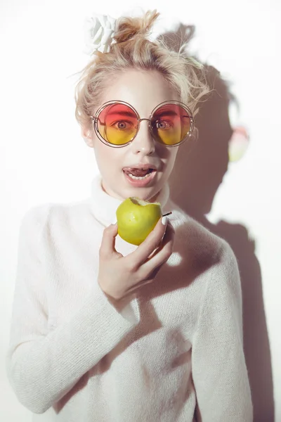 Yeşil elma elma hipster sürüm İncil Eva holding ile sarışın kadın — Stok fotoğraf