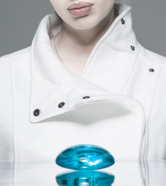 Sarışın moda kadın seksi doğal dudaklar üzerinde mavi arka plan poz verdi.