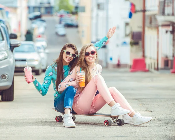 Hipster novias tomando una selfie en el contexto urbano de la ciudad - Concepto de amistad y diversión con nuevas tendencias y tecnología - Mejores amigos eternizando el momento con la cámara —  Fotos de Stock