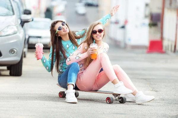 Hipster novias tomando una selfie en el contexto urbano de la ciudad - Concepto de amistad y diversión con nuevas tendencias y tecnología - Mejores amigos eternizando el momento con la cámara —  Fotos de Stock