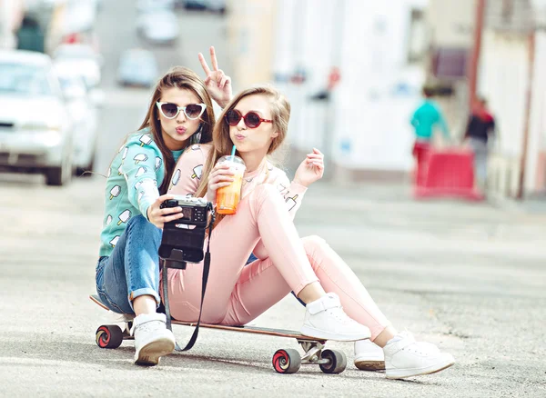 Hipster girlfriends taking a selfie in urban city context - Concept of friendship and fun with new trends and technology - Best friends eternalizing the moment with camera — Stock Photo, Image