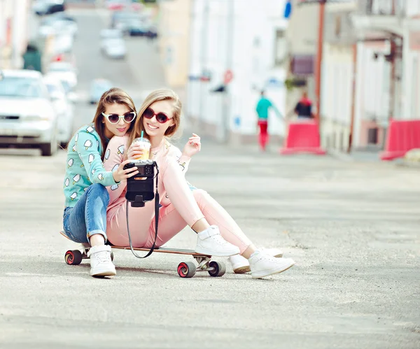 Hipster novias tomando una selfie en el contexto urbano de la ciudad - Concepto de amistad y diversión con nuevas tendencias y tecnología - Mejores amigos eternizando el momento con la cámara —  Fotos de Stock